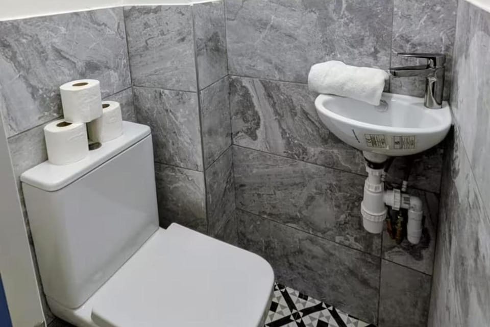 House Sleeps 5 - Free Parking and Garden House in London Borough of Hounslow