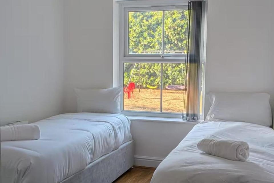 House Sleeps 5 - Free Parking and Garden House in London Borough of Hounslow