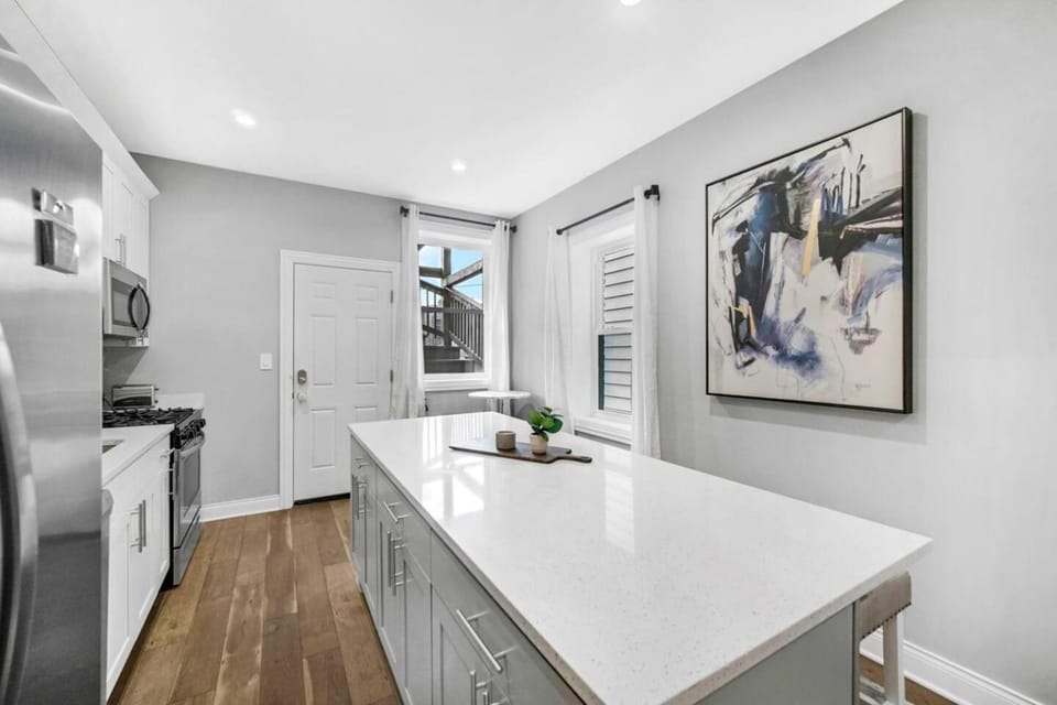 Spacious Haven 8-Min to Chicago Sleeps 10 House in Forest Park