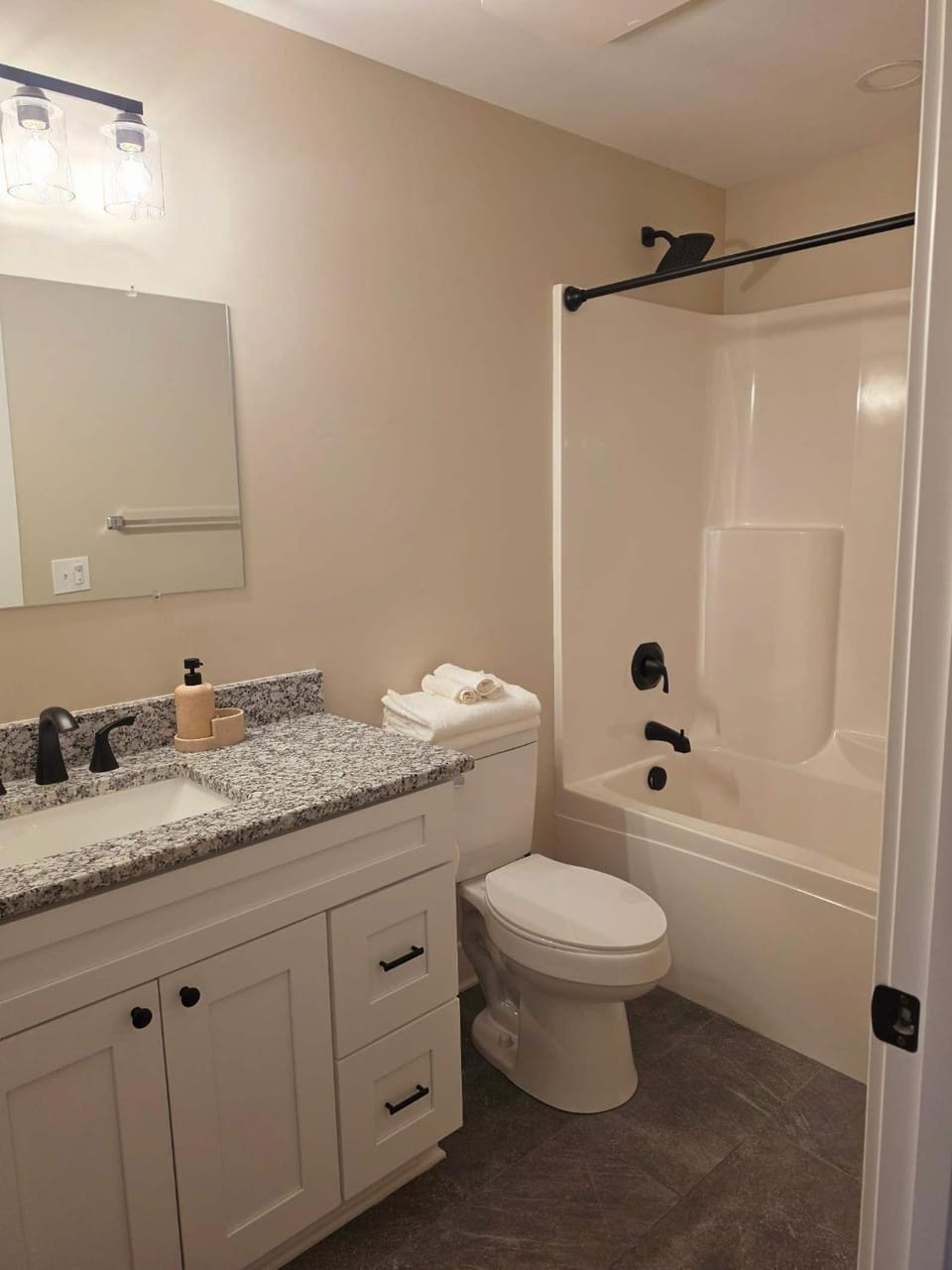 The E-town Exclusive B Apartment in Elizabethtown