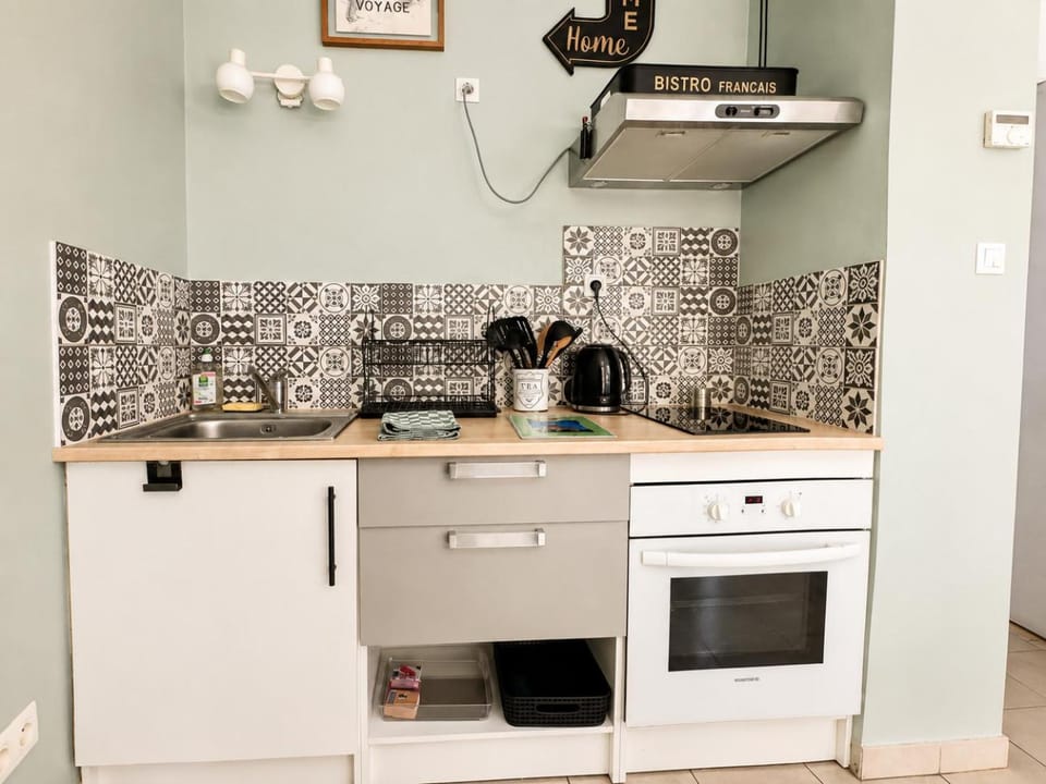 Kitchen or kitchenette, oven