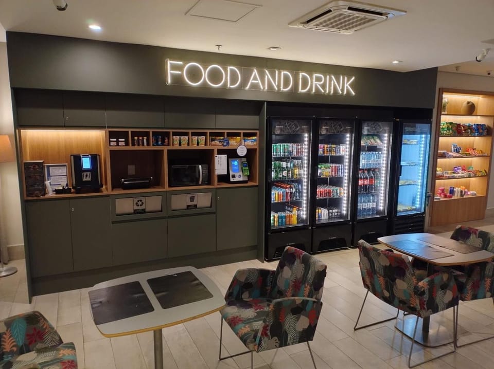 Lounge or bar, Food and drinks, Food, Drinks