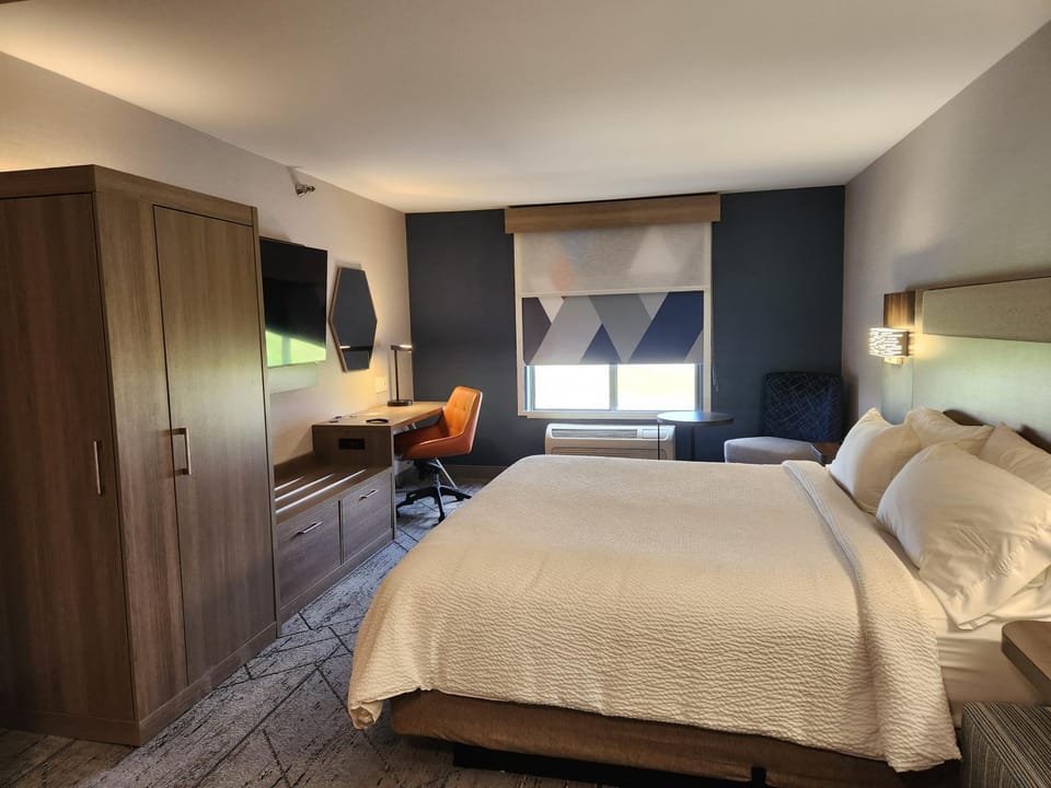 Bed, TV and multimedia, Bedroom, wardrobe