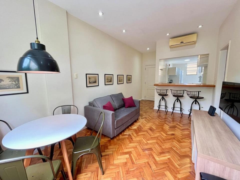 Confortável apto Copacabana, 2 quartos | A/C Apartment in Rio de Janeiro