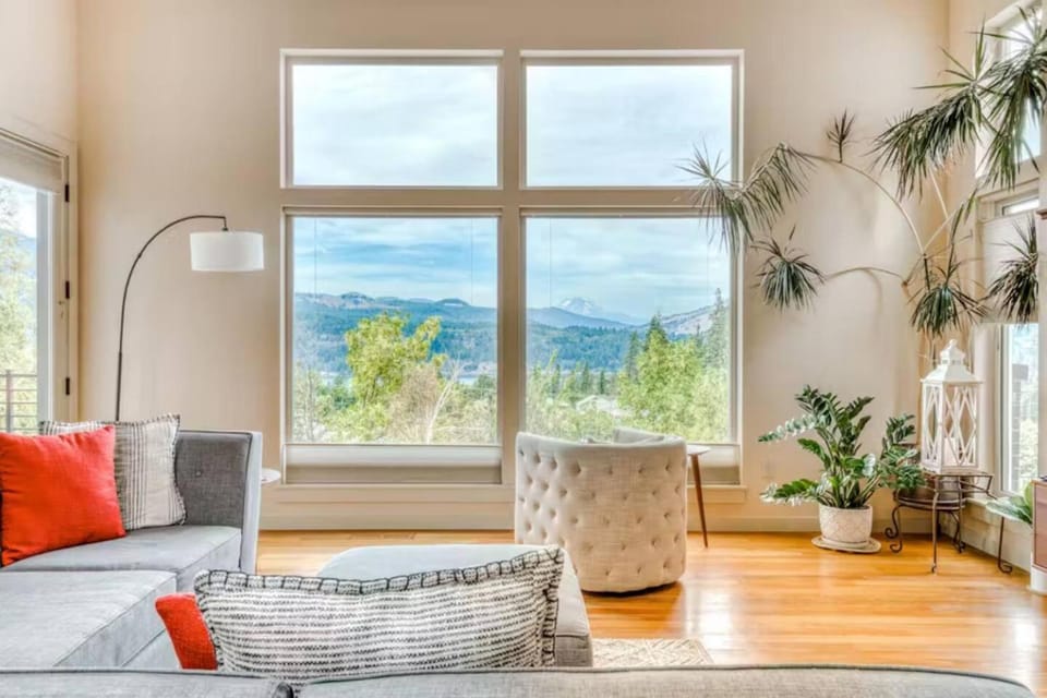 Mt. Adams View Trails, River, Pets OK, Downtown House in Hood River