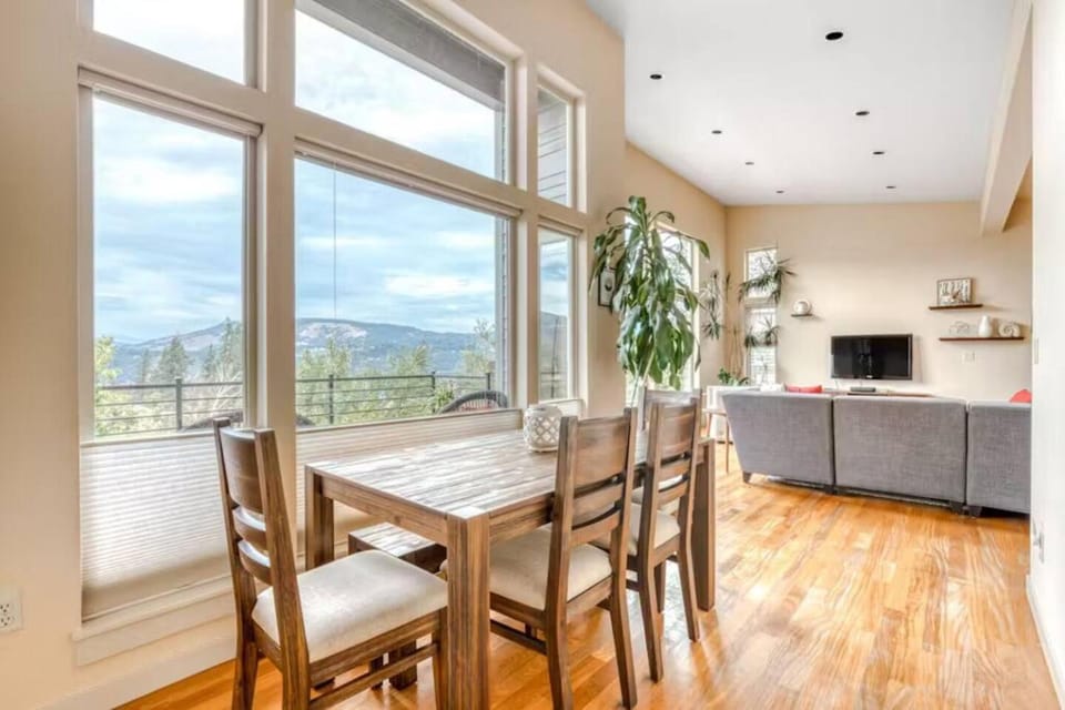 Mt. Adams View Trails, River, Pets OK, Downtown House in Hood River