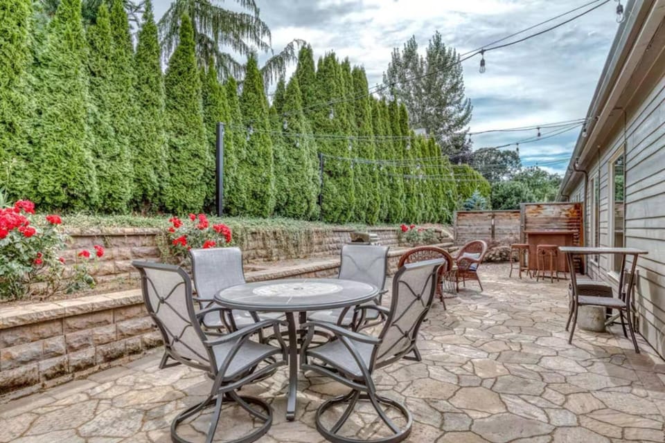 Mt. Adams View Trails, River, Pets OK, Downtown House in Hood River