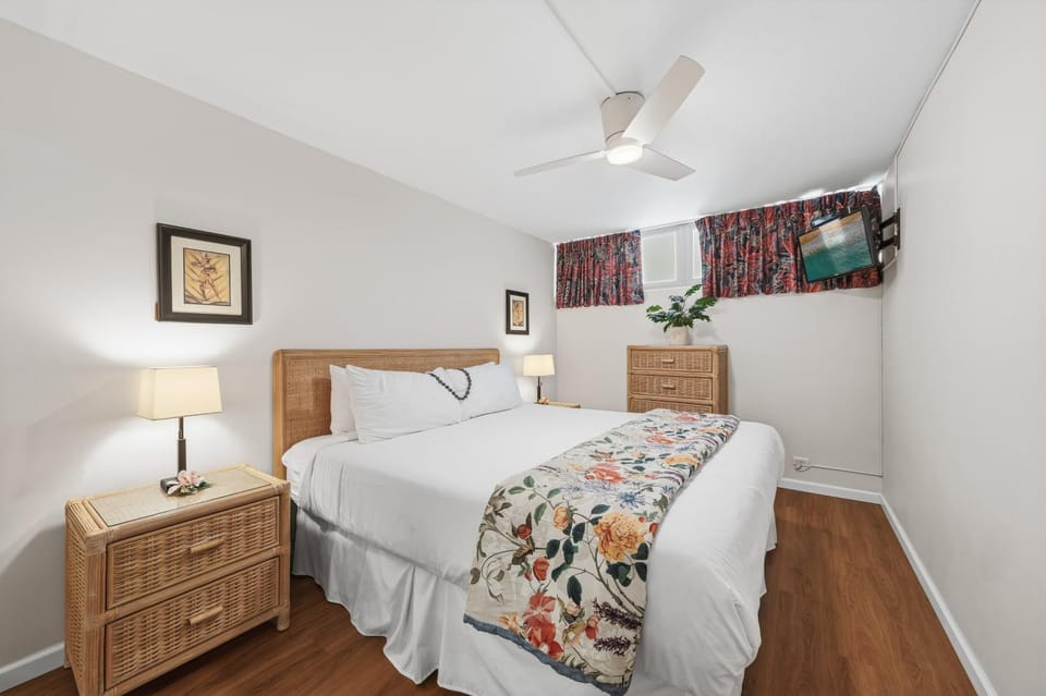 SUMMER SALE! Remodeled Oceanfront 1BR Steps to Pool & Ocean - Kahana Reef 107 House in Kahana