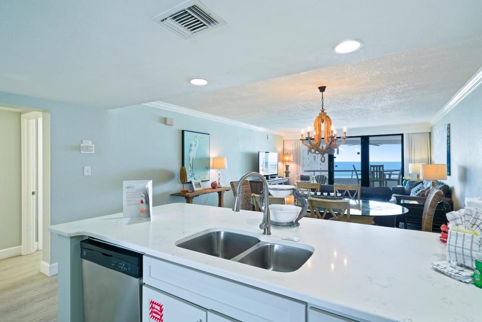 Edgewater 1001 Gulf front 2 BR Condo with 2 Pools! Apartment in Miramar Beach