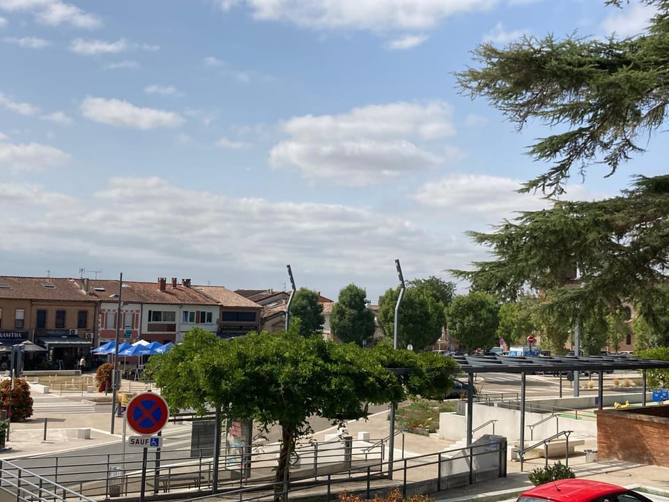 Day, Neighbourhood, City view, Street view, Location, Parking