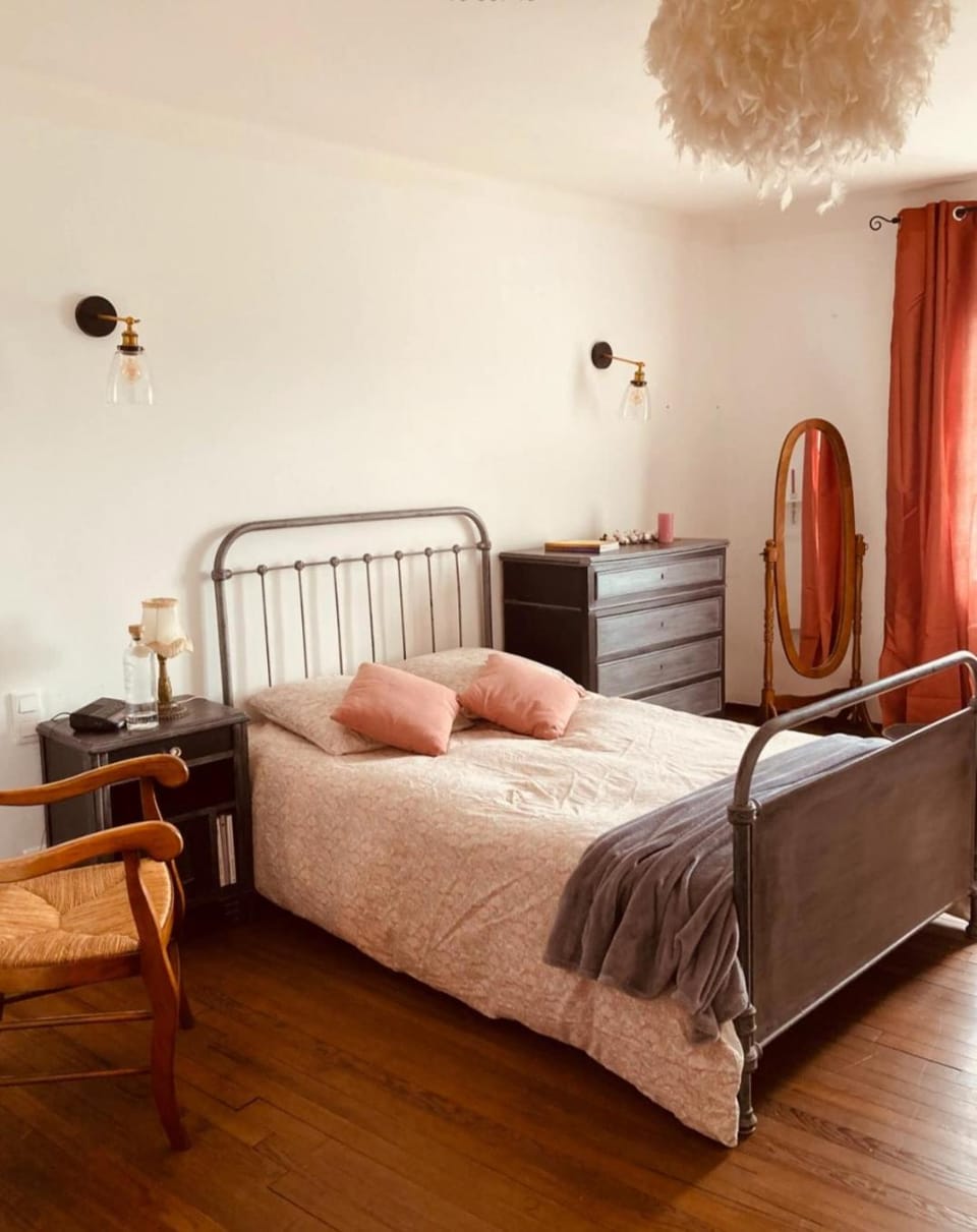 Photo of the whole room, Bedroom