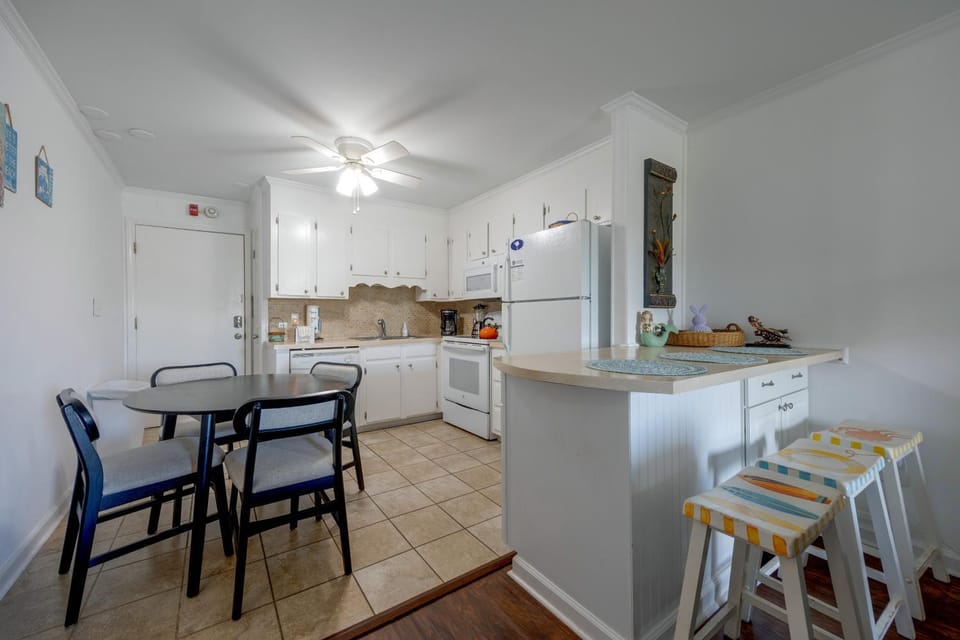 Community Pool & Private Patio! N Myrtle Beach Gem House in North Myrtle Beach