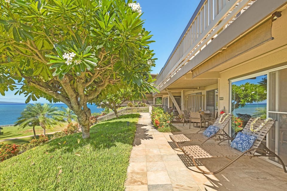 Oceanfront Retreat w Sunset Views, AC & Private Lanai - Kahana Sunset B4B House in Kapalua