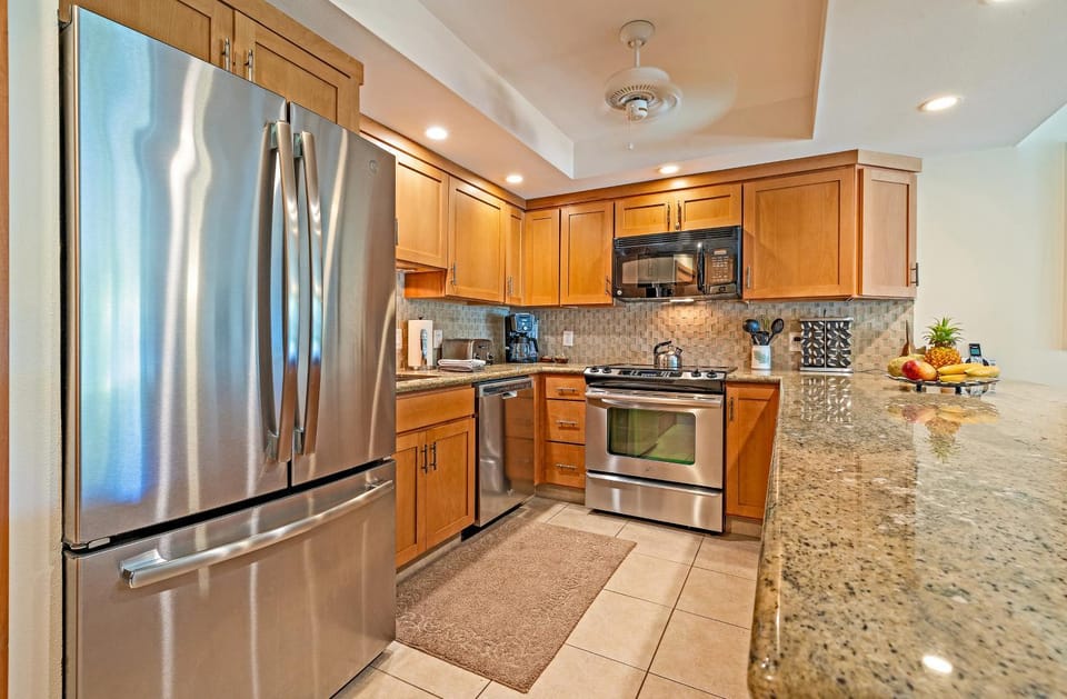 Oceanfront Retreat w Sunset Views, AC & Private Lanai - Kahana Sunset B4B House in Kapalua