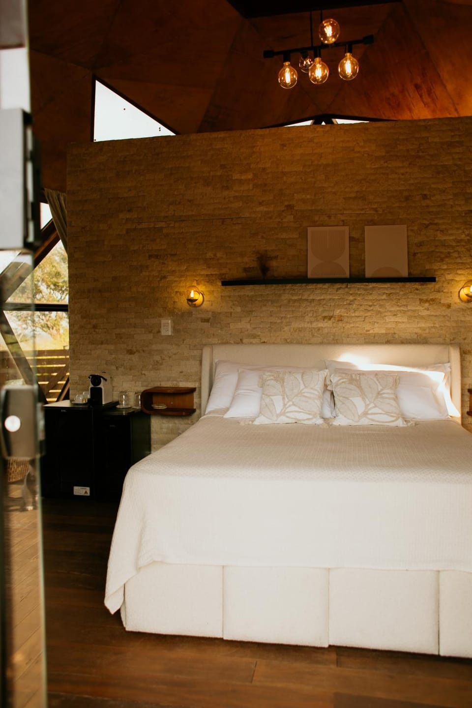 Bed, Photo of the whole room, Bedroom
