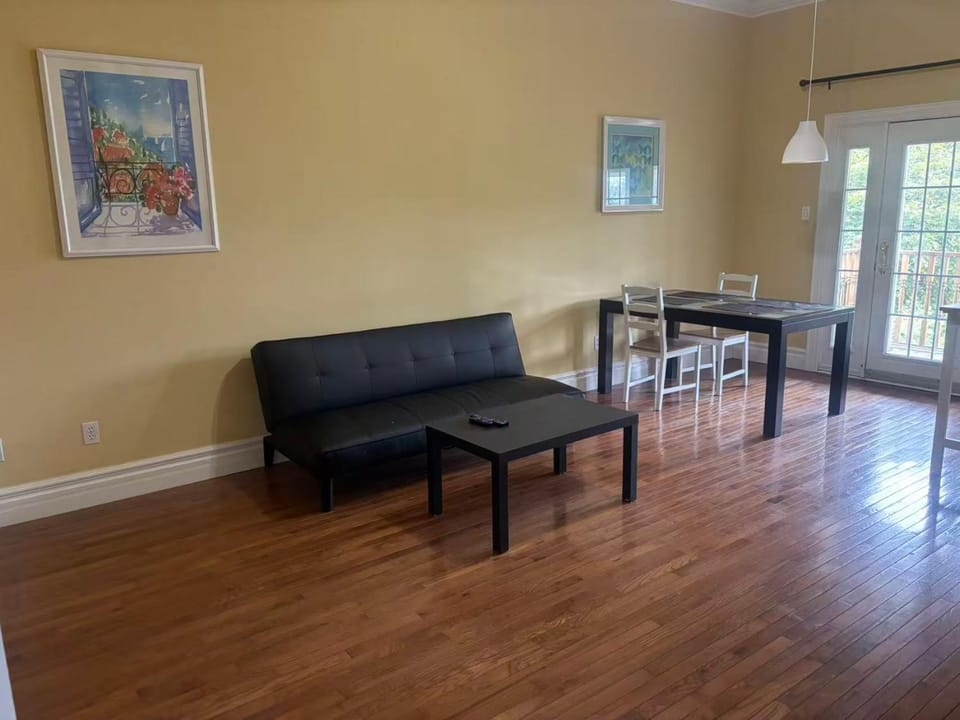 Large Private Unit in Richmond Hill Apartment in Aurora