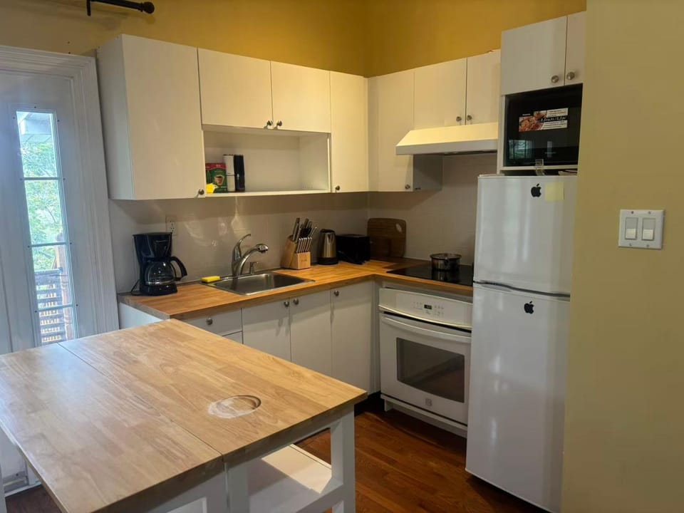 Large Private Unit in Richmond Hill Apartment in Aurora