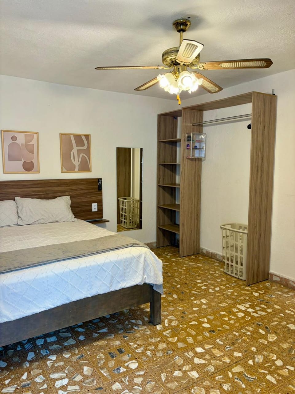 Habitación con baño en hermosa casa acogedora cerca del vigilante clinica 76 mexibus martin carrera sobre mexico pachuca Vacation rental in Mexico City