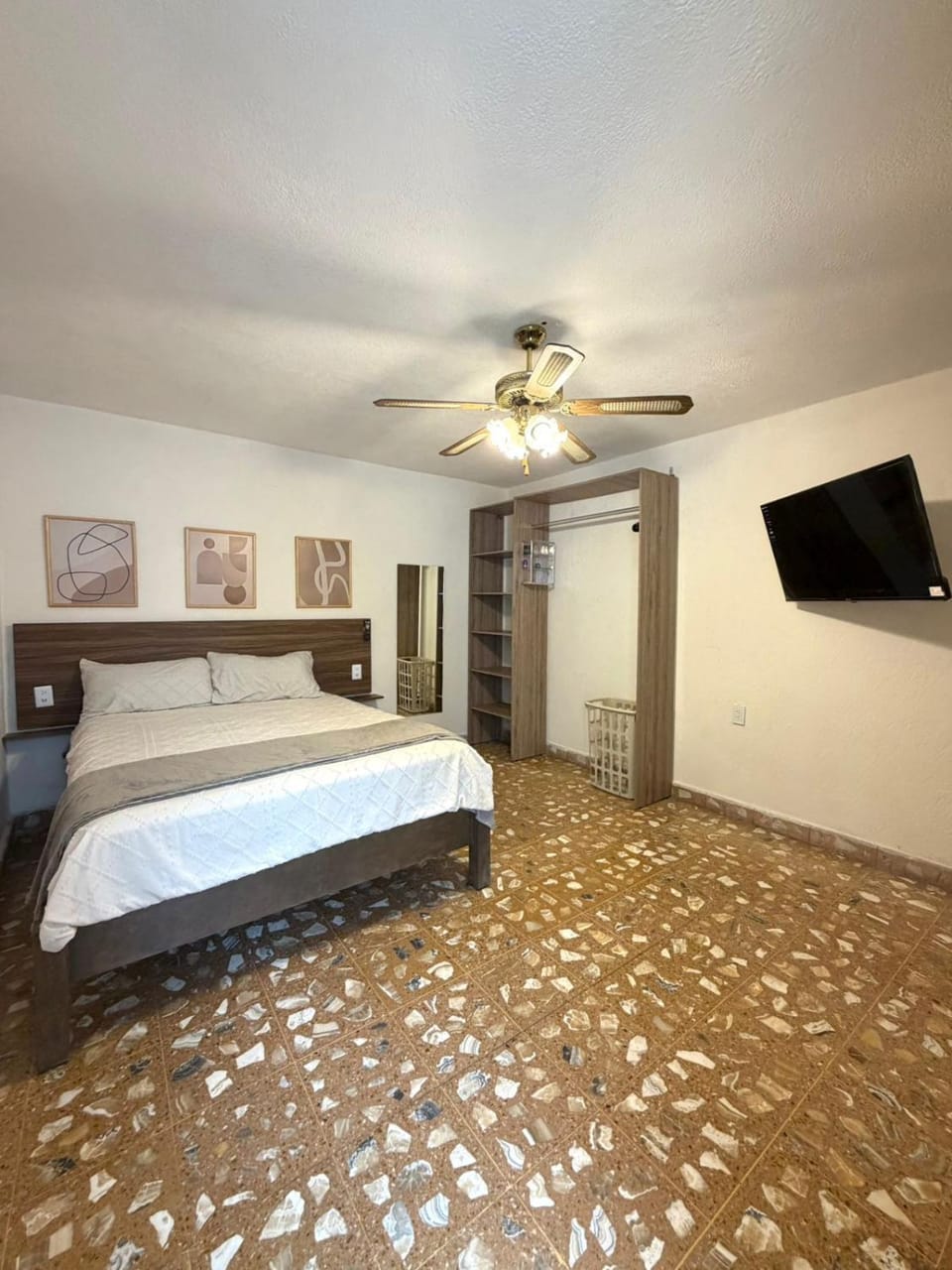 Habitación con baño en hermosa casa acogedora cerca del vigilante clinica 76 mexibus martin carrera sobre mexico pachuca Vacation rental in Mexico City