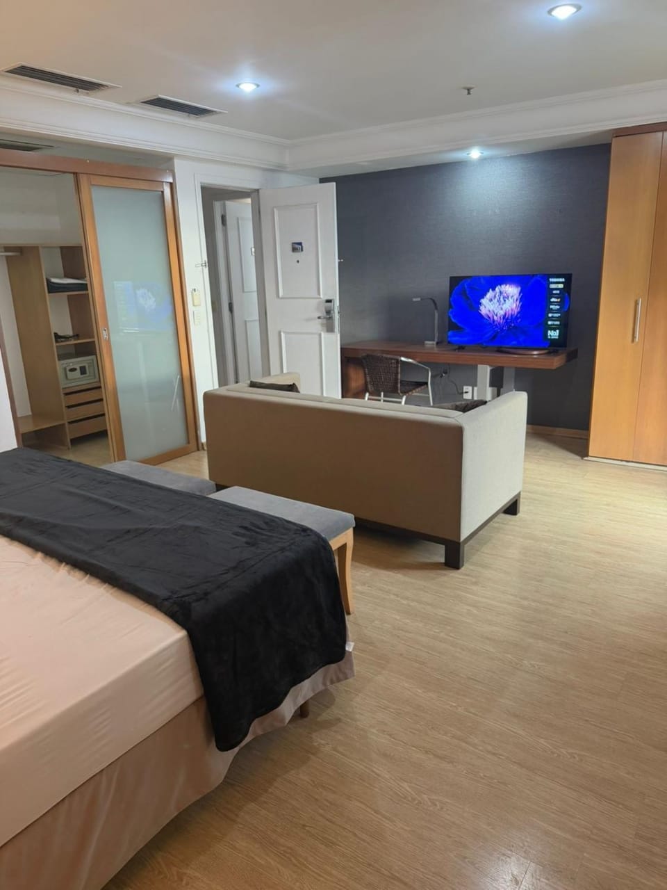 Photo of the whole room, Bedroom