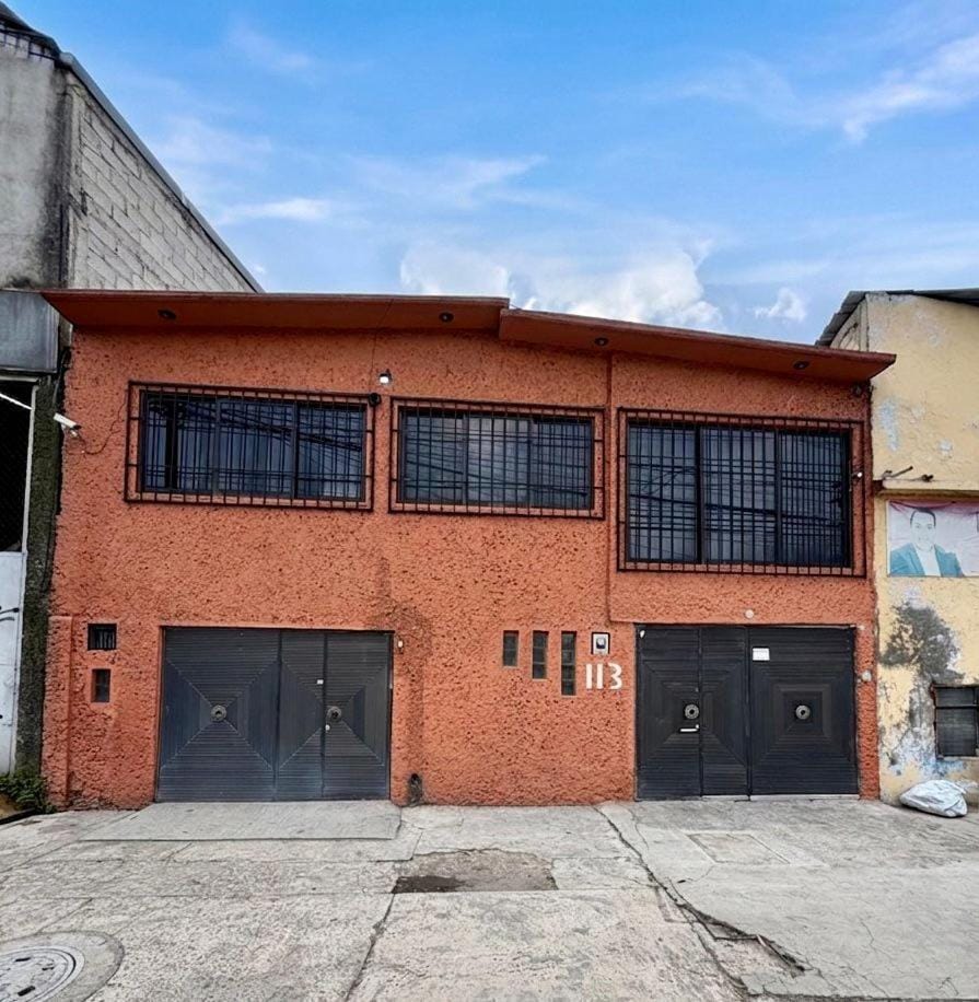 Habitación con baño en ubicada casa acogedora cerca del vigilante clinica 76 mexibus martin carrera sobre mexico pachuca Vacation rental in Mexico City