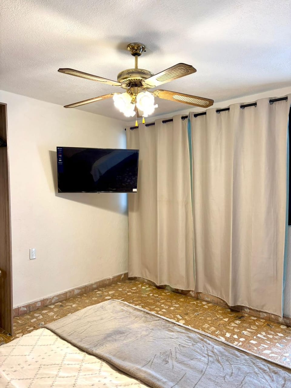 Habitación con baño en ubicada casa acogedora cerca del vigilante clinica 76 mexibus martin carrera sobre mexico pachuca Vacation rental in Mexico City