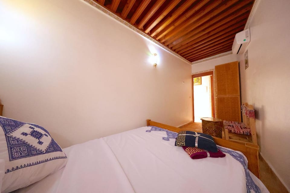 Bed, Bedroom, towels, wardrobe