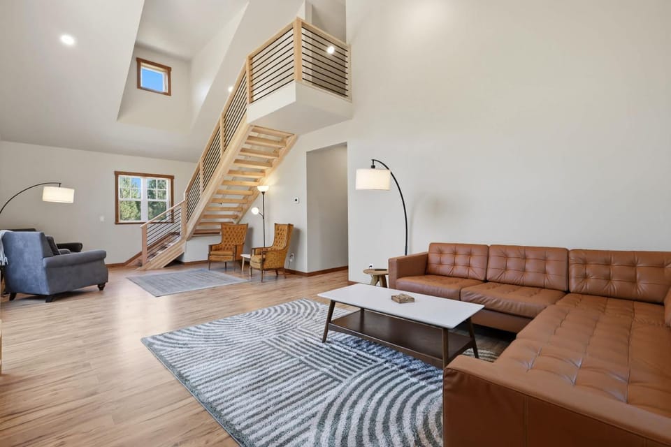 Private 22-Acre Farmhouse Retreat - Hot Tub Game Barn House in Kootenai County