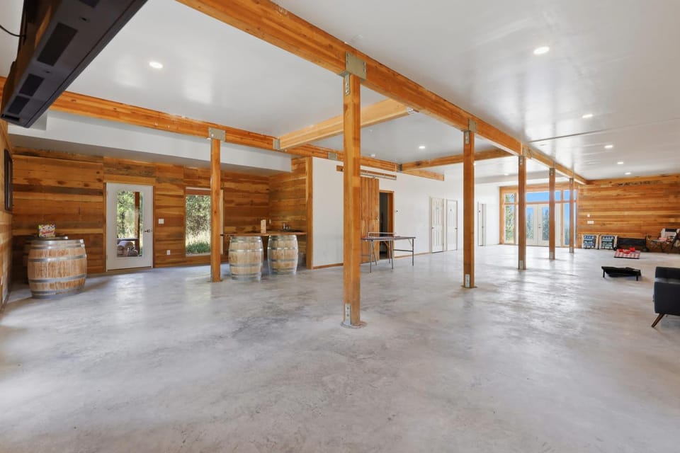 Private 22-Acre Farmhouse Retreat - Hot Tub Game Barn House in Kootenai County