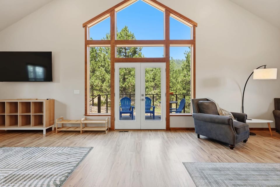 Private 22-Acre Farmhouse Retreat - Hot Tub Game Barn House in Kootenai County