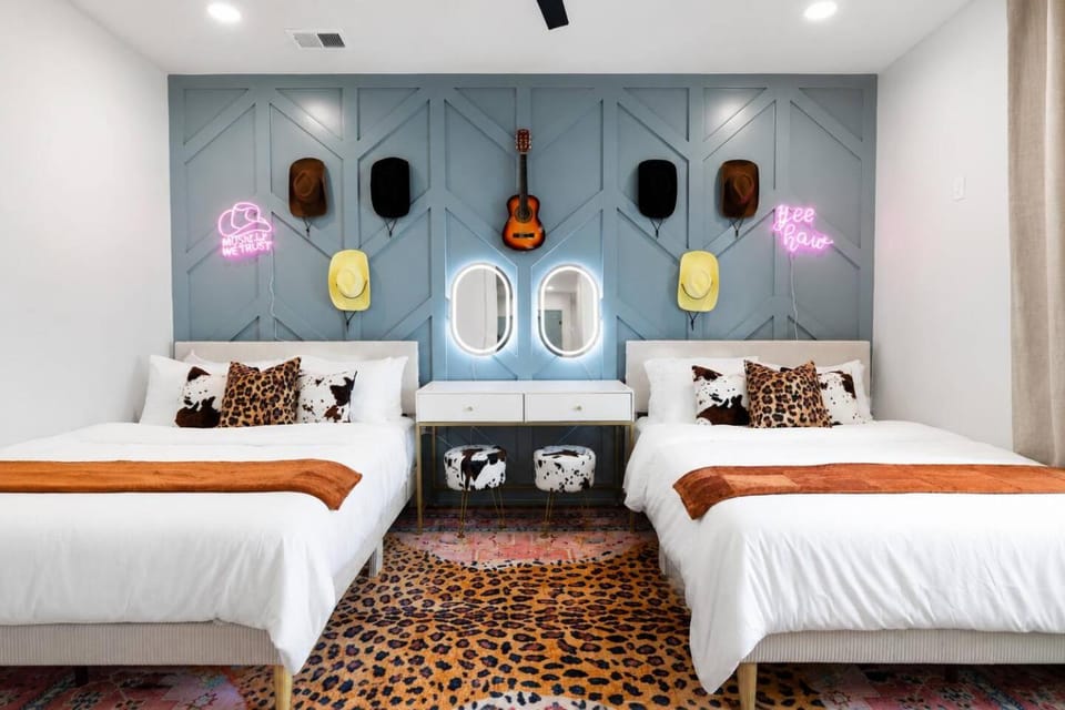 Rooftop Rodeo • Hot Tub, FirePit • 3mi to Broadway House in Nashville
