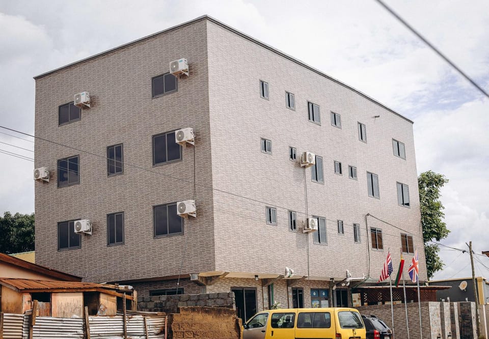 Property building, Balcony/Terrace, Parking
