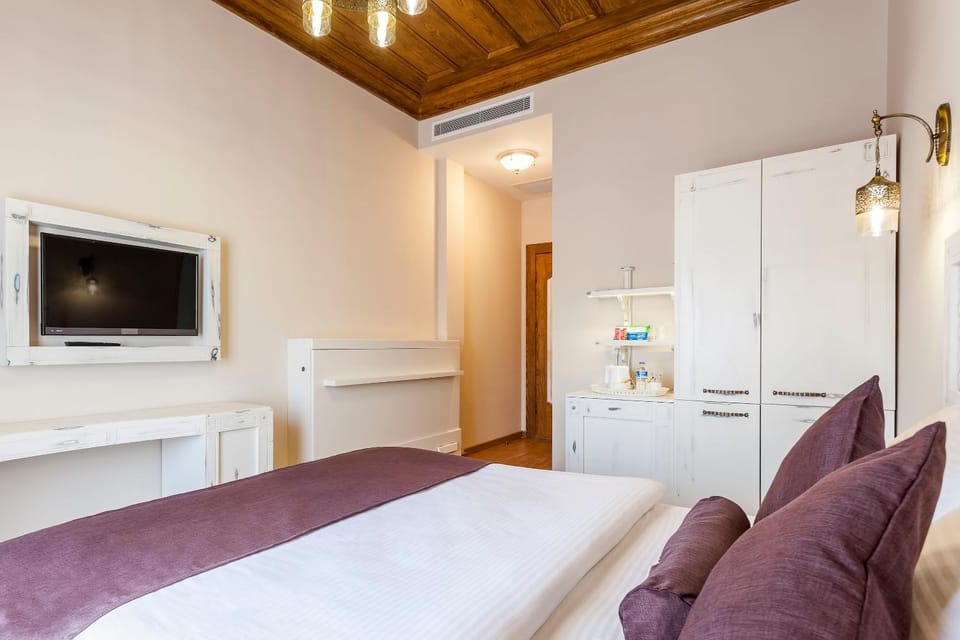 Bed, TV and multimedia, Photo of the whole room