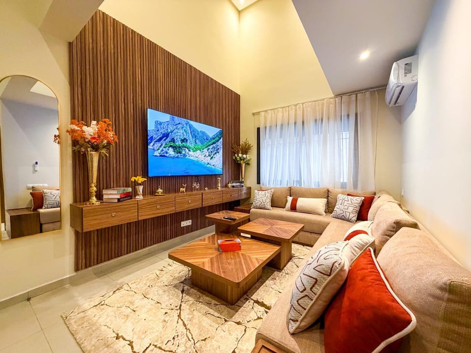 Communal lounge/ TV room, TV and multimedia, Living room, Evening entertainment