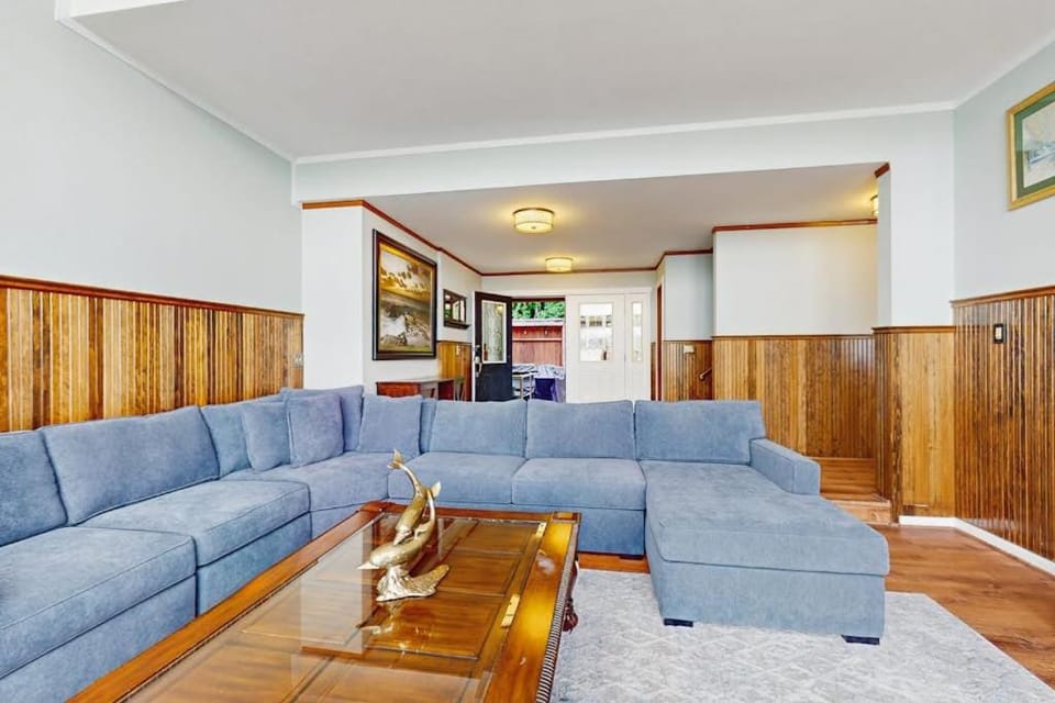 Stunning Waterfront Estate with Private Beach Access and Hot Tub House in Clinton