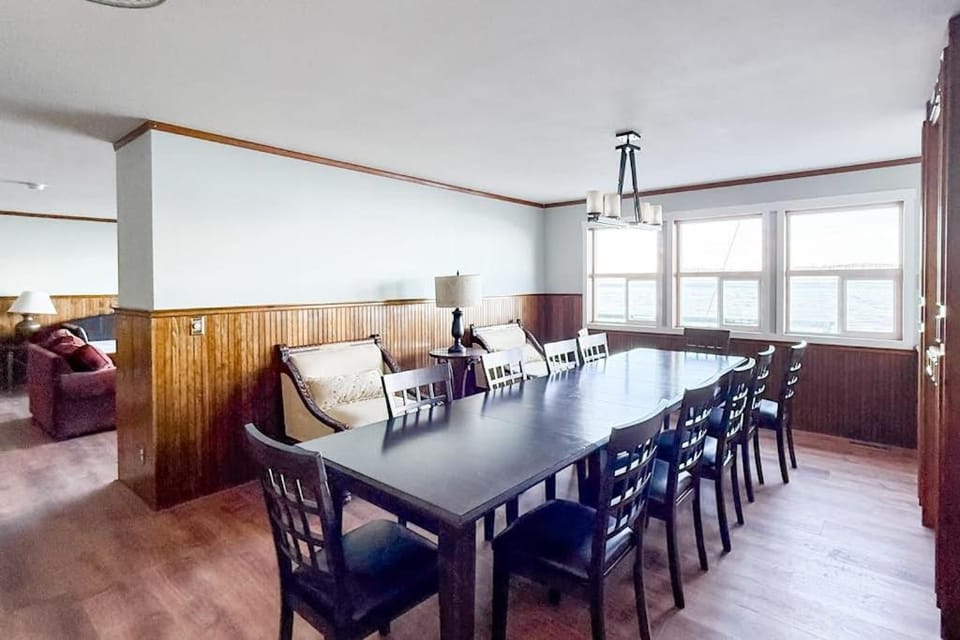 Stunning South Whidbey Waterfront Villa with Private Beach Access and Large Patio Villa in Clinton