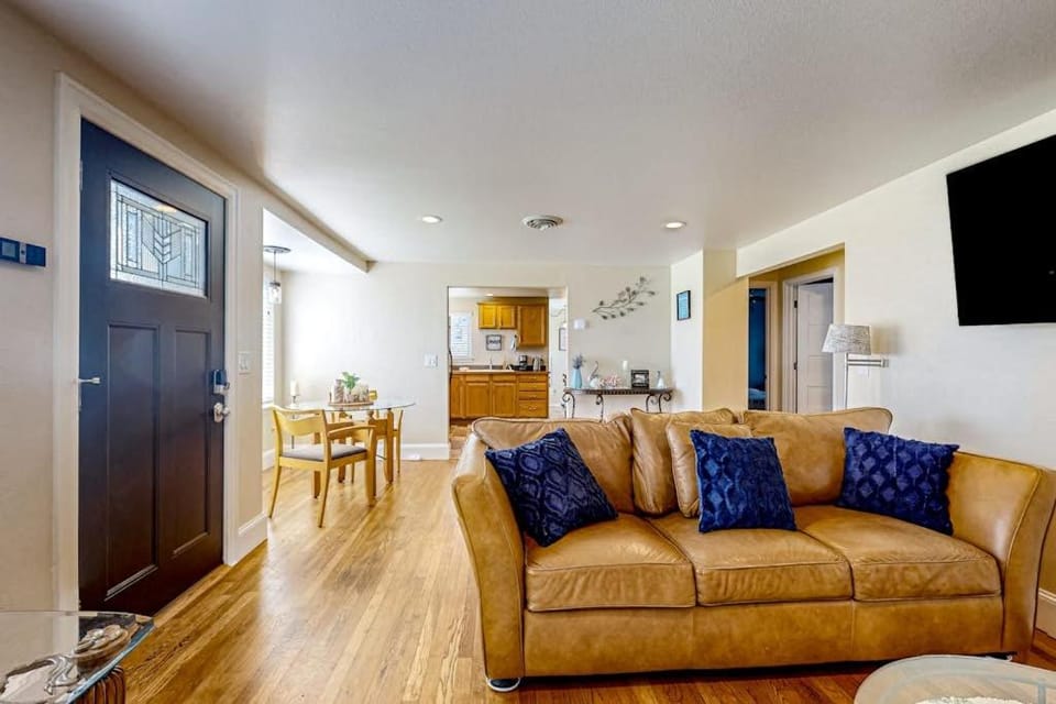 Charming Single Level Home with Fireplace Patio and Fast WiFi in Oak Harbor House in Oak Harbor