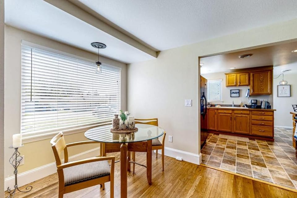 Charming Single Level Home with Fireplace Patio and Fast WiFi in Oak Harbor House in Oak Harbor