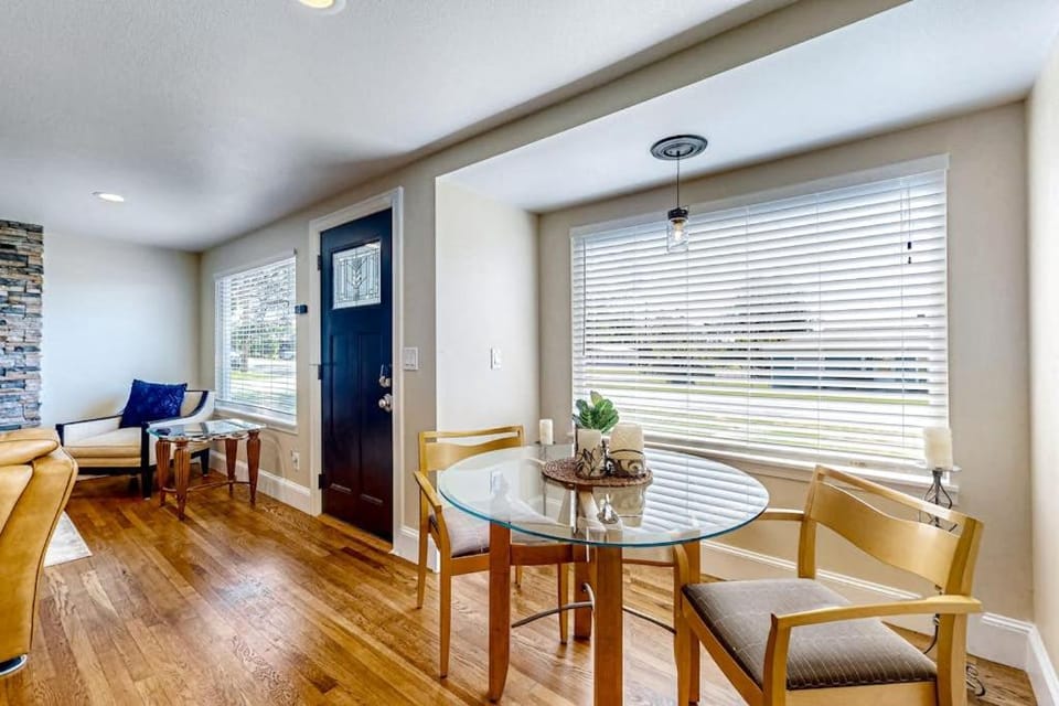 Charming Single Level Home with Fireplace Patio and Fast WiFi in Oak Harbor House in Oak Harbor
