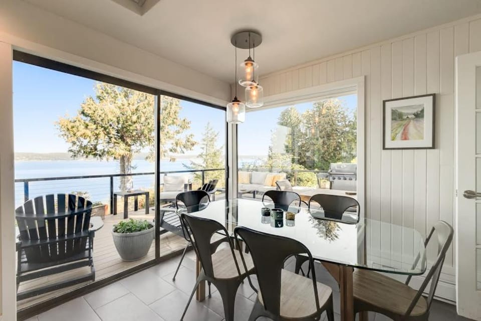 Saratoga Waterview Escape House in Camano Island