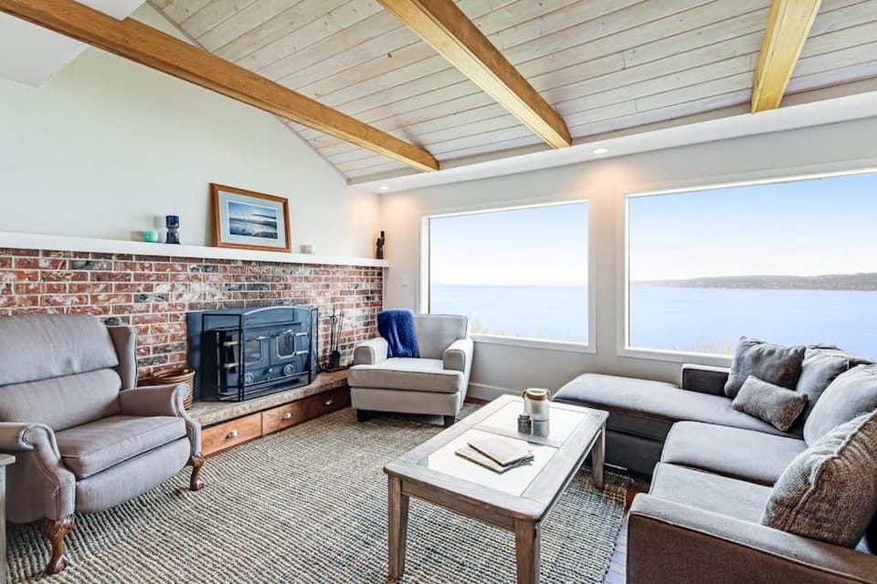 Saratoga Waterview Escape House in Camano Island