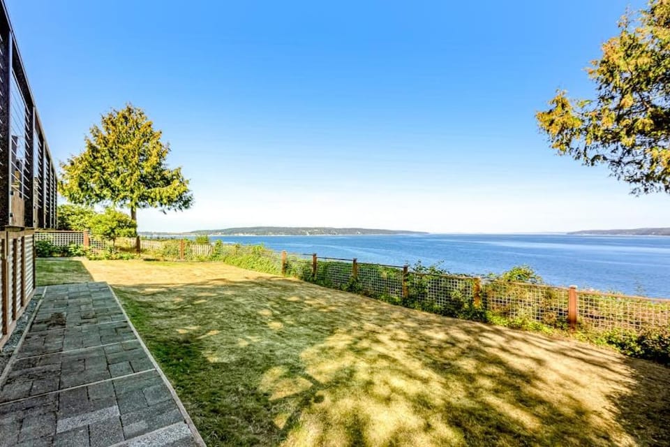 Saratoga Waterview Escape House in Camano Island