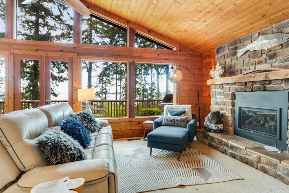 Family friendly Two Story Retreat with Deck grill and Ocean Views House in Whidbey Island