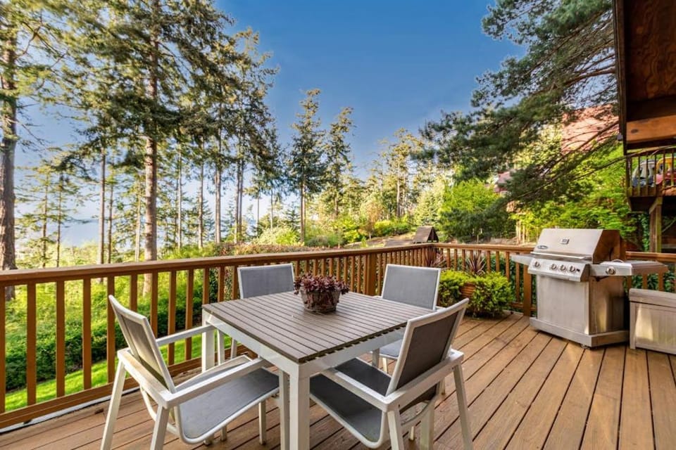 Family friendly Two Story Retreat with Deck grill and Ocean Views House in Whidbey Island