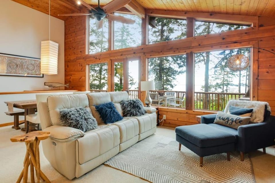 Family friendly Two Story Retreat with Deck grill and Ocean Views House in Whidbey Island