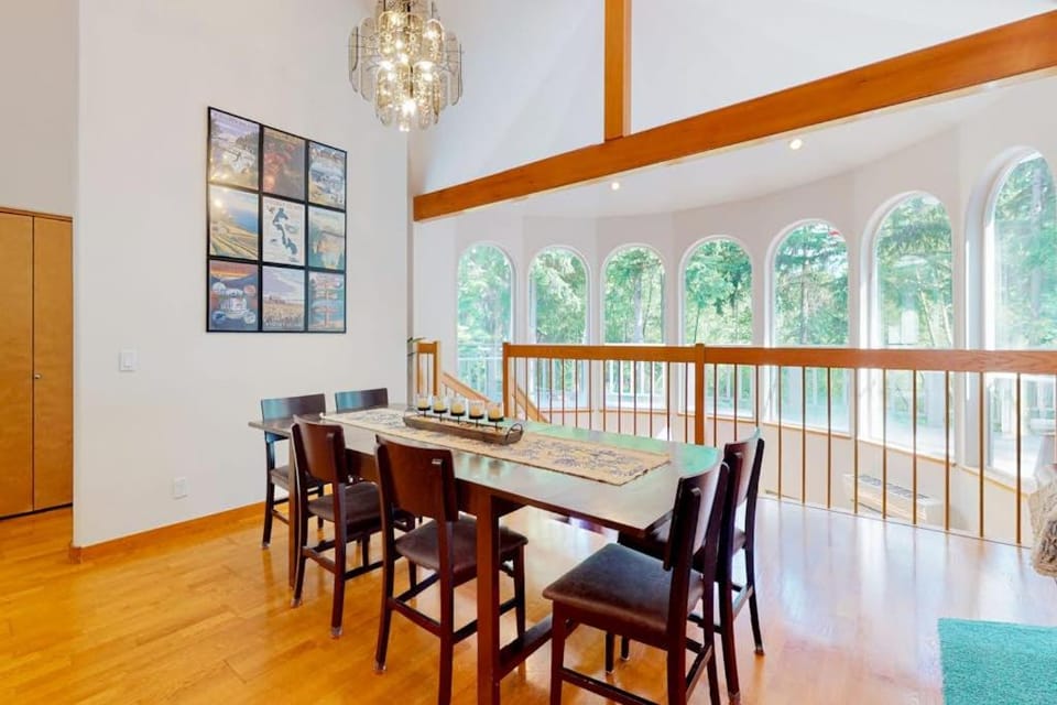 Pet Friendly Waterfront House in Oak Harbor with Sauna and Tennis Court House in Whidbey Island