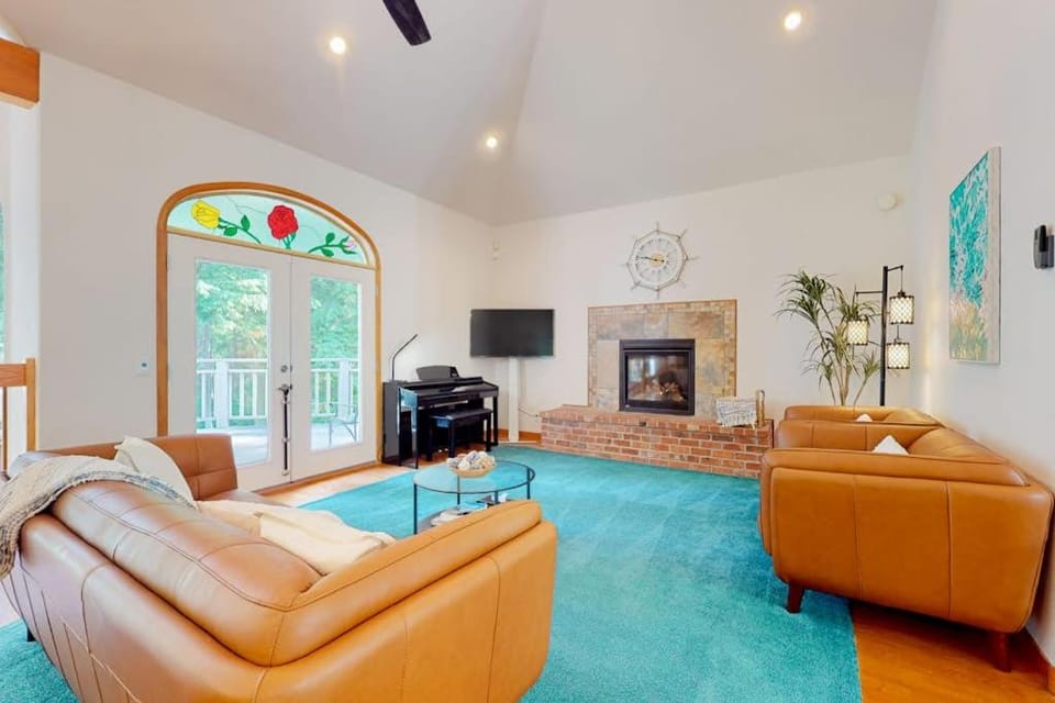 Pet Friendly Waterfront House in Oak Harbor with Sauna and Tennis Court House in Whidbey Island