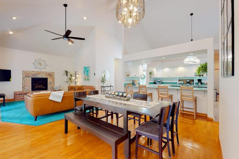 Pet Friendly Waterfront House in Oak Harbor with Sauna and Tennis Court House in Whidbey Island