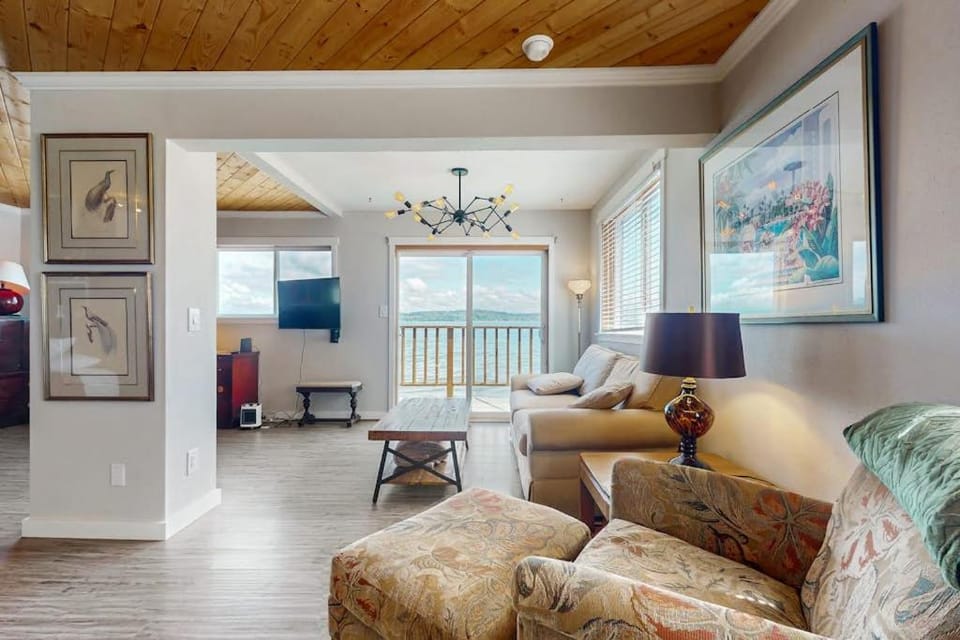 Relaxing Waterfront Studio Cottage with Private Beach Access Apartment in Clinton