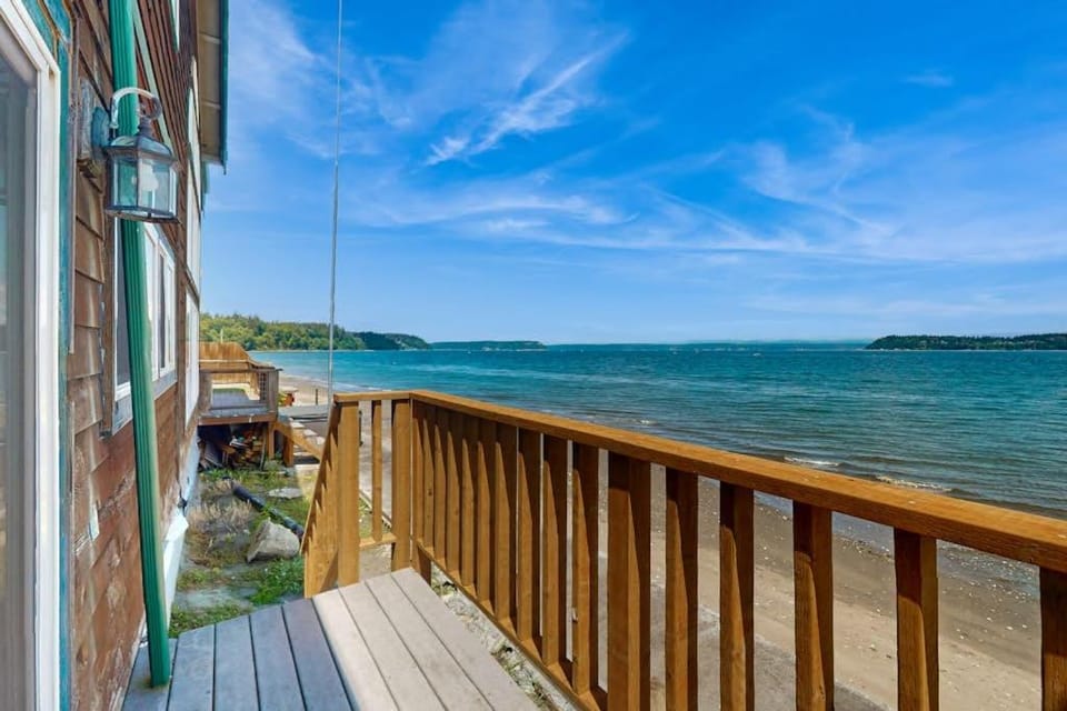Relaxing Waterfront Studio Cottage with Private Beach Access Apartment in Clinton